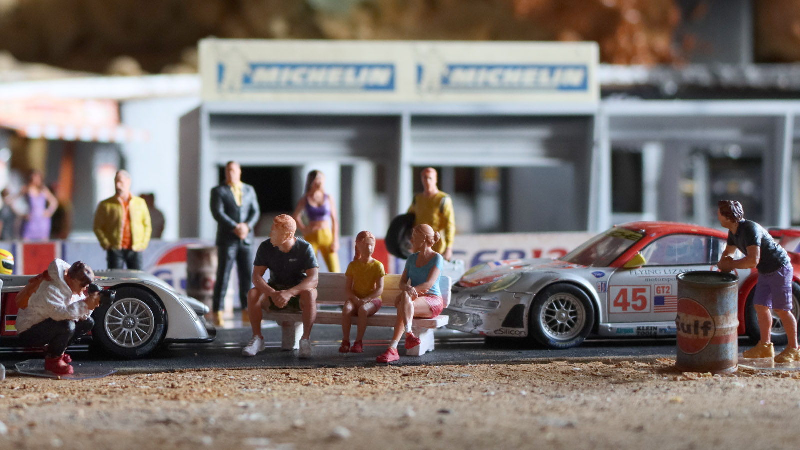 Stellprobe auf der Carrerabahn. Passen die Figuren zu den Rennwagen? (Foto: Holger Meyer)
