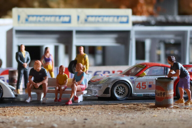 Stellprobe auf der Carrerabahn. Passen die Figuren zu den Rennwagen?